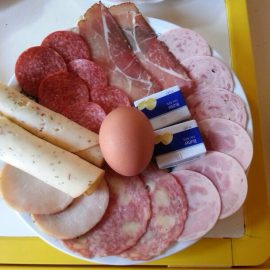FRÜHSTÜCK  IM  LATSCHIGBAD