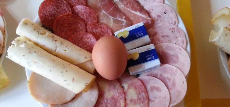 FRÜHSTÜCK  IM  LATSCHIGBAD FRÜHSTÜCK  IM  LATSCHIGBAD